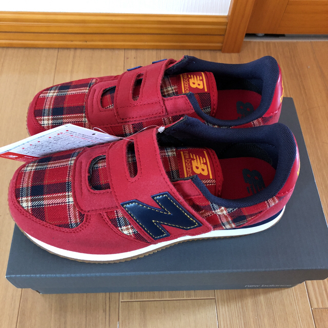 New Balance(ニューバランス)の新品 未使用 タグ付き ニューバランス スニーカー レッド 赤 21.5cm キッズ/ベビー/マタニティのキッズ靴/シューズ(15cm~)(スニーカー)の商品写真