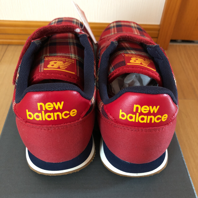 New Balance(ニューバランス)の新品 未使用 タグ付き ニューバランス スニーカー レッド 赤 21.5cm キッズ/ベビー/マタニティのキッズ靴/シューズ(15cm~)(スニーカー)の商品写真