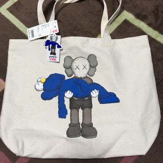 ユニクロ(UNIQLO)のKAWS(トートバッグ)