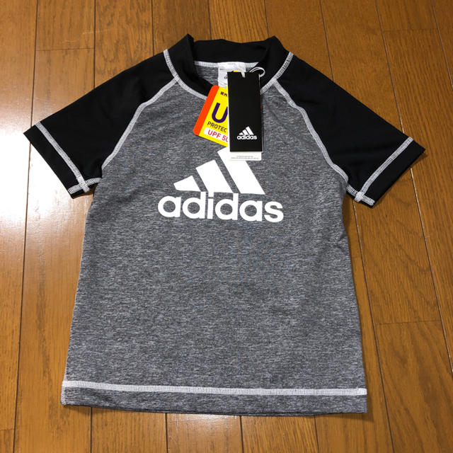 adidas(アディダス)のadidas アディダス ラッシュガード 130 キッズ/ベビー/マタニティのキッズ服男の子用(90cm~)(水着)の商品写真