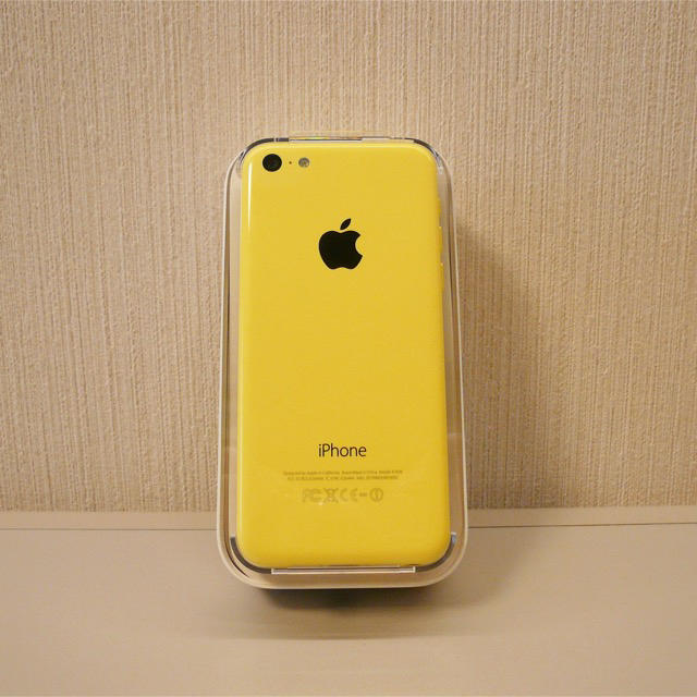 iPhone(アイフォーン)のiPhone 5c au 32GB ケース2個+保護フィルム付 送料無料！ スマホ/家電/カメラのスマートフォン/携帯電話(携帯電話本体)の商品写真