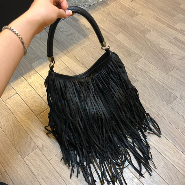 H&M(エイチアンドエム)のH&M♡フリンジバッグ♡ブラック レディースのバッグ(ハンドバッグ)の商品写真