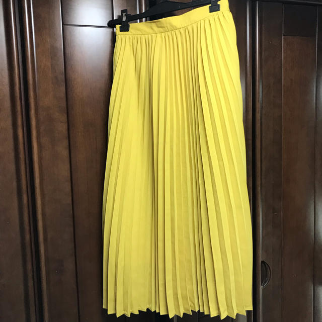 GU(ジーユー)のGU プリーツミディスカートSサイズイエロー レディースのスカート(その他)の商品写真