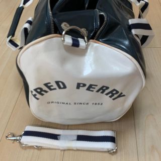 フレッドペリー(FRED PERRY)の【未使用/新品】【汚れあり】FRED PERRY ドラムボストンバッグ(ボストンバッグ)