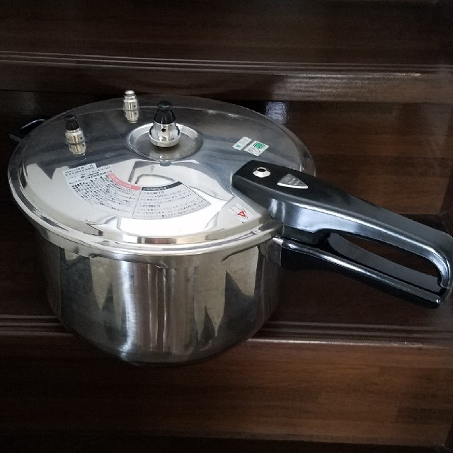 家庭用圧力鍋9リットル インテリア/住まい/日用品のキッチン/食器(鍋/フライパン)の商品写真