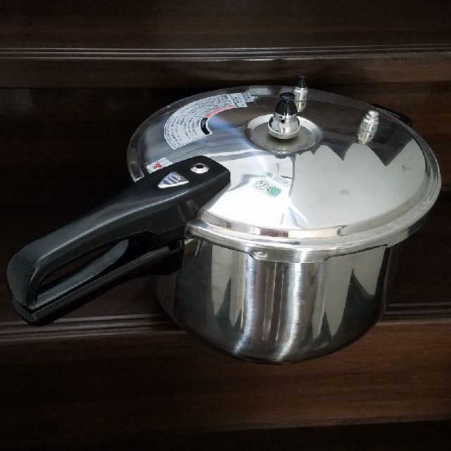 家庭用圧力鍋9リットル インテリア/住まい/日用品のキッチン/食器(鍋/フライパン)の商品写真