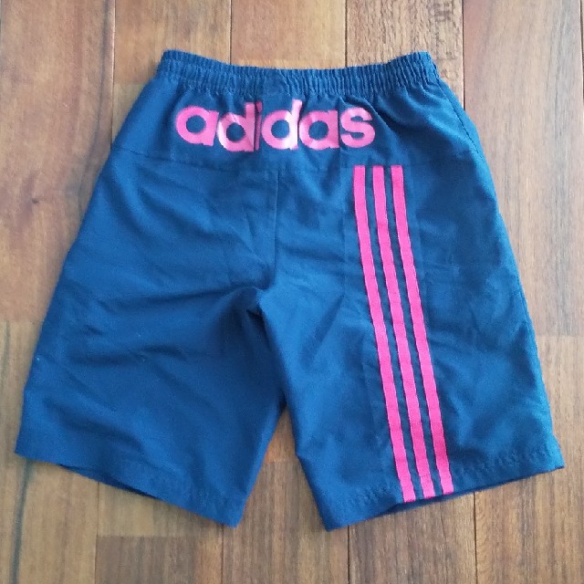 adidas(アディダス)の【中古】adidas 140cmﾊｰﾌﾊﾟﾝﾂ（紺色）男の子用 キッズ/ベビー/マタニティのキッズ服男の子用(90cm~)(パンツ/スパッツ)の商品写真