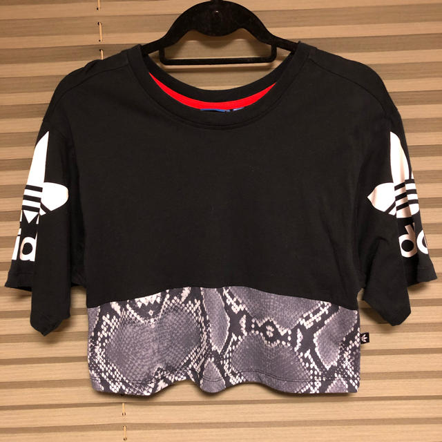 adidas(アディダス)のアディダス ショート丈Ｔシャツ レディースのトップス(Tシャツ(半袖/袖なし))の商品写真