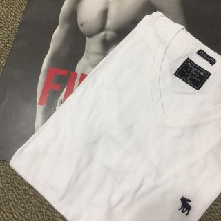 アバクロンビーアンドフィッチ(Abercrombie&Fitch)の☆アバクロ メンズワンポイントＶネックTシャツ☆Ｍ(Tシャツ/カットソー(半袖/袖なし))