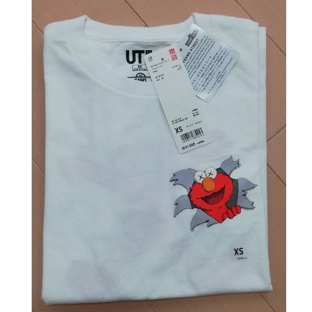 UNIQLO(ユニクロ)のUNIQLO × KAWS × SESAME STREET コラボ Tシャツ エンタメ/ホビーのおもちゃ/ぬいぐるみ(ぬいぐるみ)の商品写真