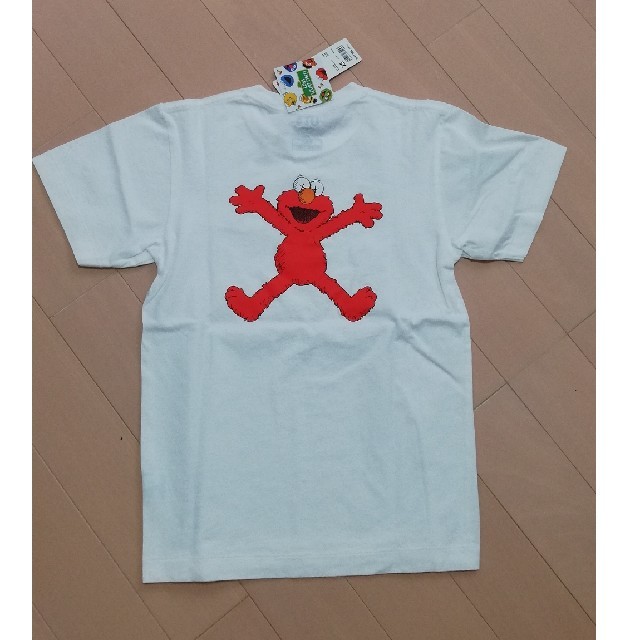 UNIQLO(ユニクロ)のUNIQLO × KAWS × SESAME STREET コラボ Tシャツ エンタメ/ホビーのおもちゃ/ぬいぐるみ(ぬいぐるみ)の商品写真