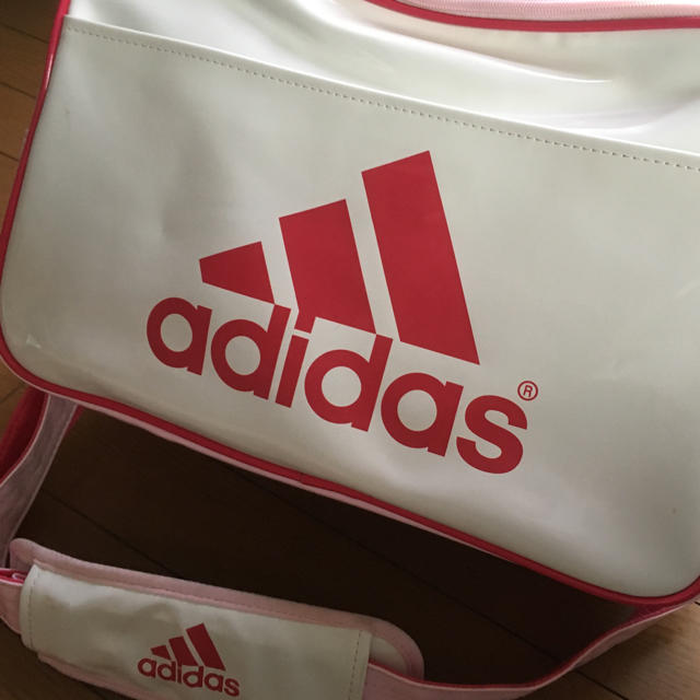 adidas(アディダス)の子供用エナメルバック スポーツ/アウトドアのスポーツ/アウトドア その他(その他)の商品写真