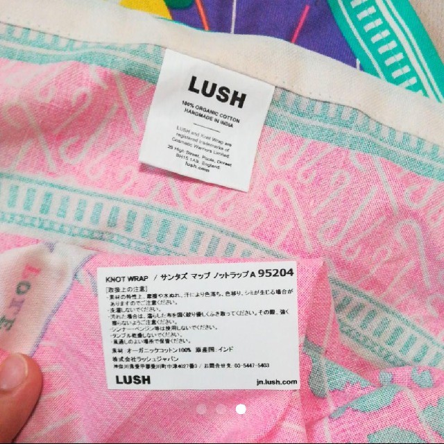 LUSH(ラッシュ)の☆シール付新品未使用☆LUSH☆オーガニックコットン生地☆バンダナ☆布☆ インテリア/住まい/日用品の日用品/生活雑貨/旅行(タオル/バス用品)の商品写真