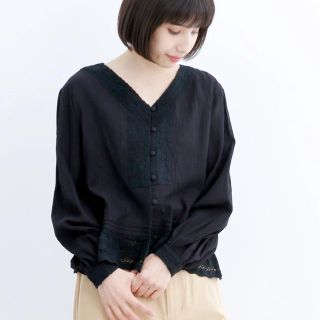 メルロー(merlot)のmerlot メルロー 刺繍両Vネックブラウス 新品タグ付(シャツ/ブラウス(長袖/七分))