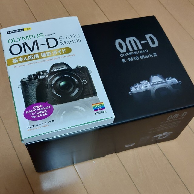 カメラ【美品】オリンパス　OM-D E-M10 MARK III レンズキット