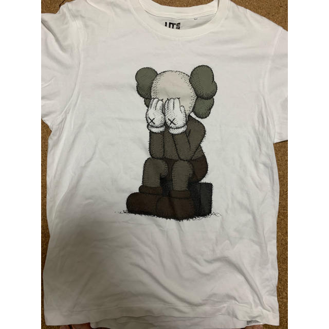 A BATHING APE(アベイシングエイプ)の激レアMサイズ！KAWS×UNIQLOコラボ目隠しTシャツ白 メンズのトップス(Tシャツ/カットソー(半袖/袖なし))の商品写真