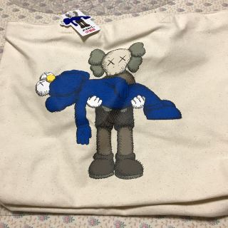 ユニクロ(UNIQLO)の値下げ！！UNIQLO KAWS トートバッグ白(トートバッグ)