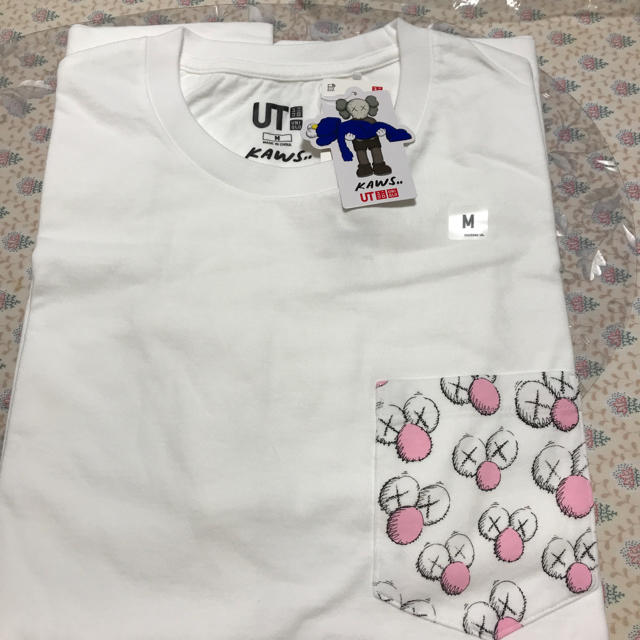 UNIQLO(ユニクロ)のUNIQLO KAWSティシャツMピンク メンズのトップス(Tシャツ/カットソー(半袖/袖なし))の商品写真