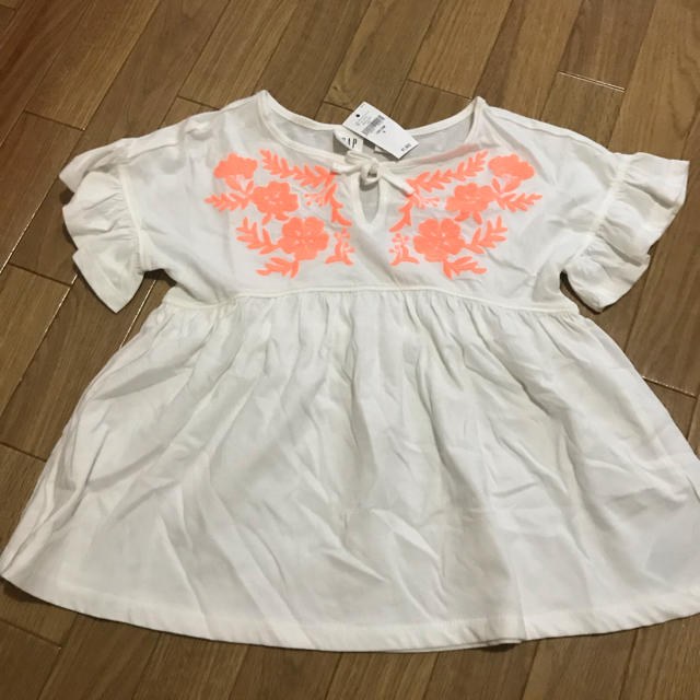 GAP Kids(ギャップキッズ)の【新品】GAP♡刺繍トップス キッズ/ベビー/マタニティのキッズ服女の子用(90cm~)(Tシャツ/カットソー)の商品写真