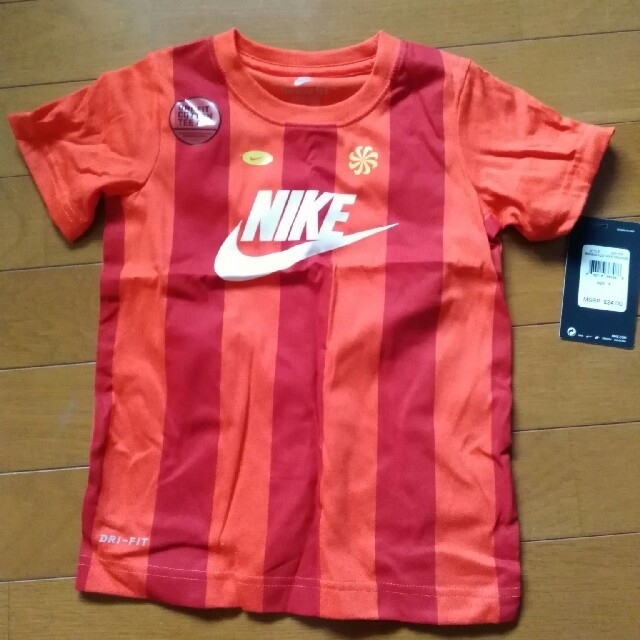 NIKE(ナイキ)の新品未使用　Nike Tシャツ　100cm キッズ/ベビー/マタニティのキッズ服女の子用(90cm~)(Tシャツ/カットソー)の商品写真