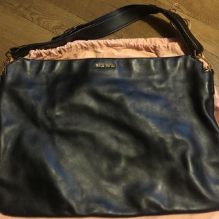 ミュウミュウ(miumiu)のMIU MIU ショルダーバッグ 黒 ブラック 赤 ミュウミュウ(ショルダーバッグ)