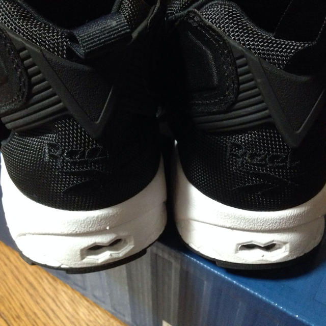 Reebok(リーボック)のReebok ポンプフューリー 黒 レディースの靴/シューズ(スニーカー)の商品写真