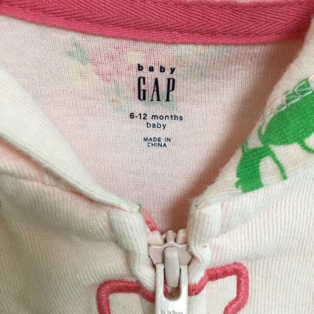 babyGAP(ベビーギャップ)のbabyGAP  耳付きパーカー 6-12m 70 女の子 花柄 薄手 キッズ/ベビー/マタニティのベビー服(~85cm)(ジャケット/コート)の商品写真