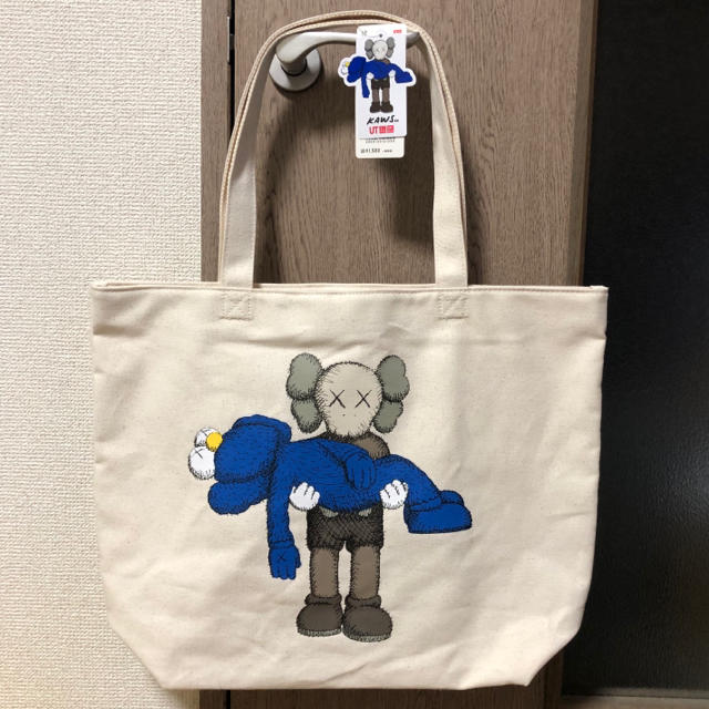 UNIQLO(ユニクロ)のUNIQLO × KAWS / カウズトートバッグ メンズのバッグ(トートバッグ)の商品写真