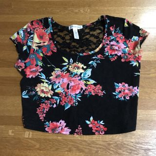 ベルシュカ(Bershka)の花柄 クロップド半袖Tシャツ(Tシャツ(半袖/袖なし))