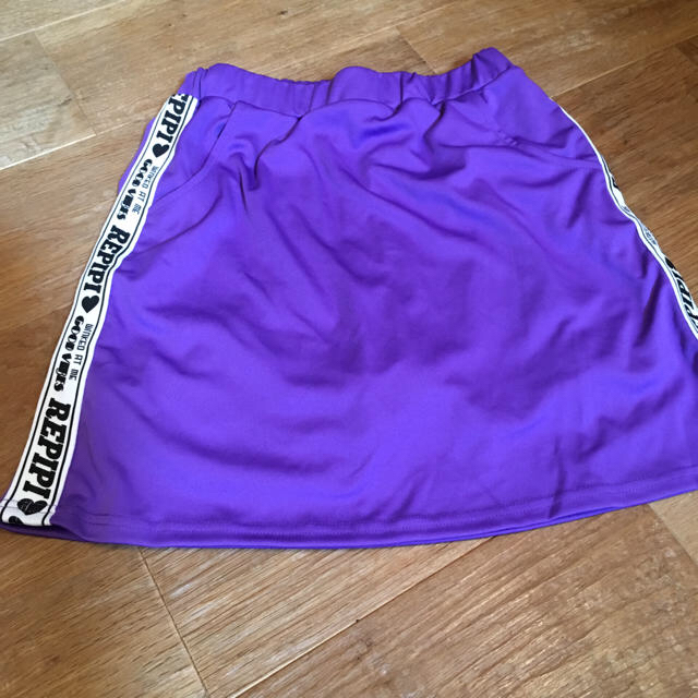 repipi armario(レピピアルマリオ)の新品 レピピアルマリオ ラインスカート 紫 インナー付き ロゴ レディースのスカート(ミニスカート)の商品写真
