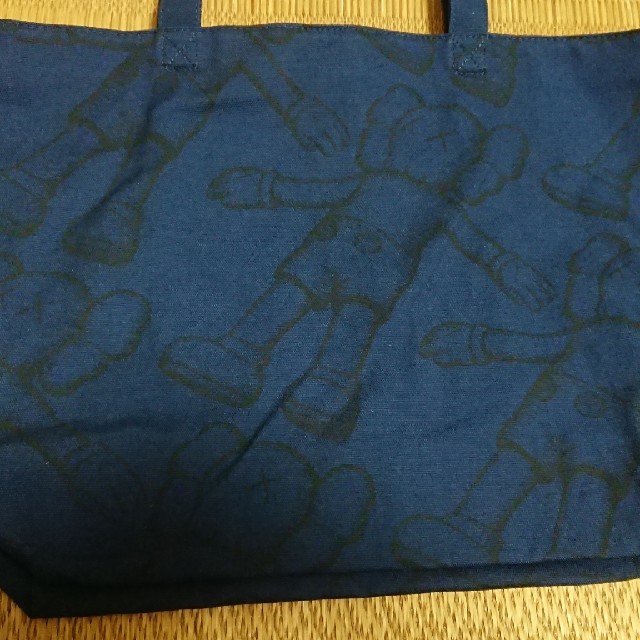 UNIQLO(ユニクロ)のユニクロ カウズ UNIQLO KAWS トートバッグ 青 メンズのバッグ(トートバッグ)の商品写真