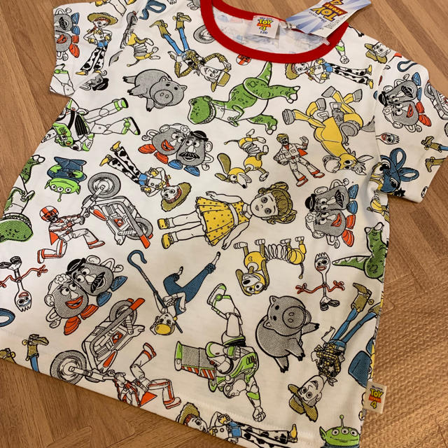 Disney(ディズニー)のトイストーリー4 tシャツ 総柄 キッズ/ベビー/マタニティのキッズ服男の子用(90cm~)(Tシャツ/カットソー)の商品写真