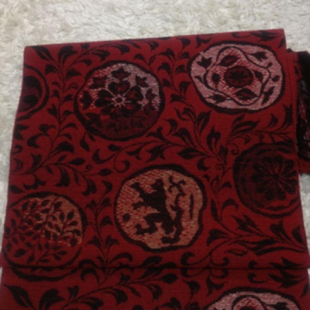 ふりふ(フリフ)の赤地に黒系の織り柄　名古屋帯　アンティーク　和装 レディースの水着/浴衣(着物)の商品写真