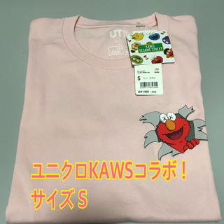 ユニクロ(UNIQLO)のUNIQLO Kaws 半袖Tシャツ ピンク(Tシャツ/カットソー(半袖/袖なし))
