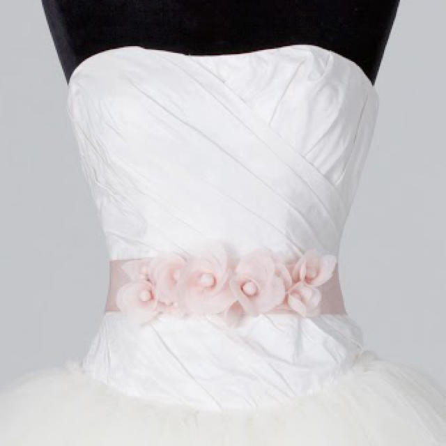 Vera Wang(ヴェラウォン)のwhitebyverawang(ホワイトバイヴェラウォン)フラワーサッシュベルト レディースのフォーマル/ドレス(ウェディングドレス)の商品写真
