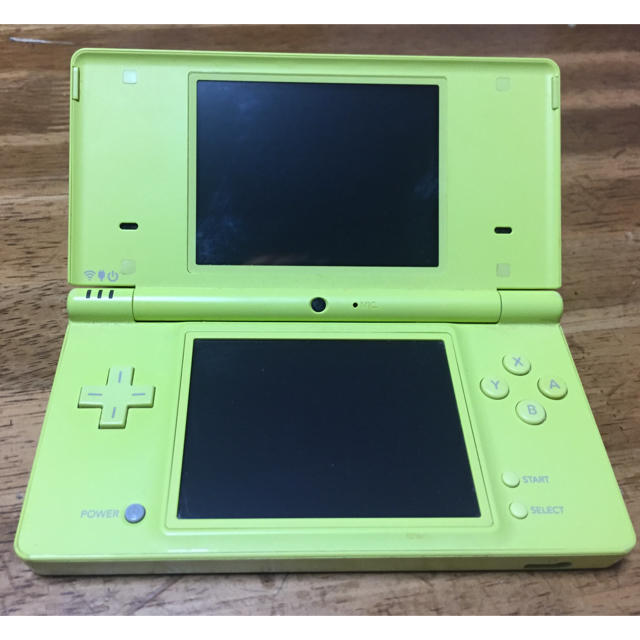 ニンテンドーDS(ニンテンドーDS)のニンテンドーDSi ネオンイエロー エンタメ/ホビーのゲームソフト/ゲーム機本体(携帯用ゲーム機本体)の商品写真