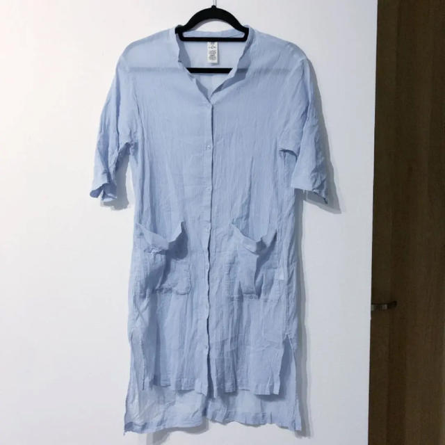 Lbc(エルビーシー)のシャツワンピース ロングシャツ 水色 五分袖 ポケット スリット カーディガン レディースのワンピース(ロングワンピース/マキシワンピース)の商品写真