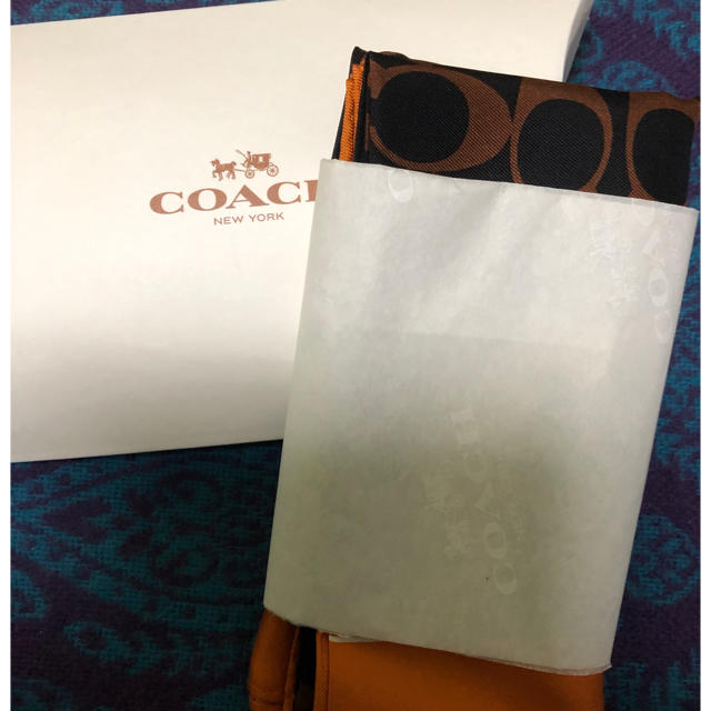 COACH(コーチ)の【らいむ様専用】コーチ 大判シルクスカーフ 未使用 レディースのファッション小物(バンダナ/スカーフ)の商品写真