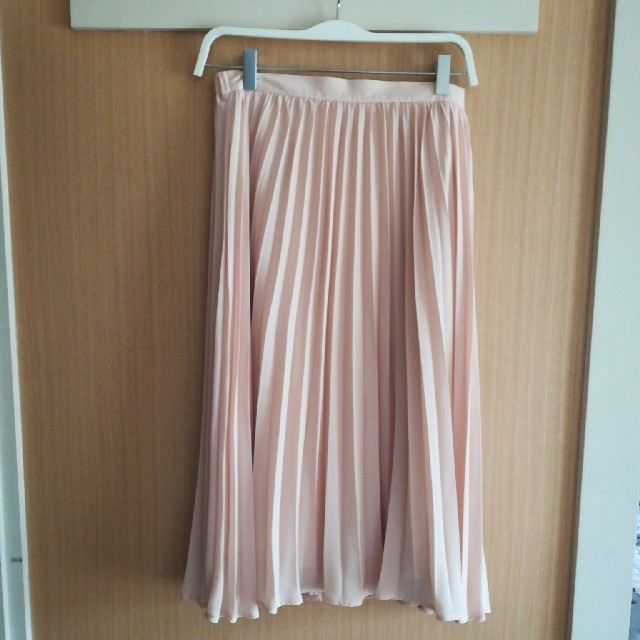GU(ジーユー)のk1005様専用　GU　プリーツスカート　ピンクベージュ レディースのスカート(ひざ丈スカート)の商品写真