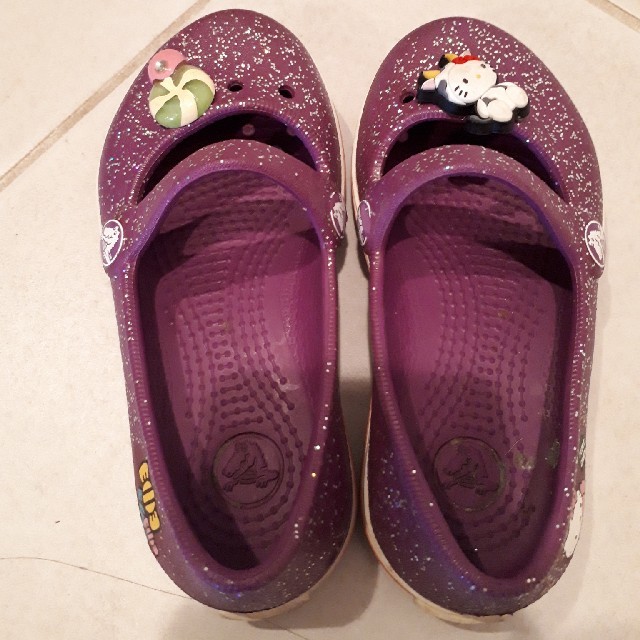 crocs(クロックス)のうさはなさん専用‼️クロックス　キティーコラボ✨ キッズ/ベビー/マタニティのキッズ靴/シューズ(15cm~)(サンダル)の商品写真