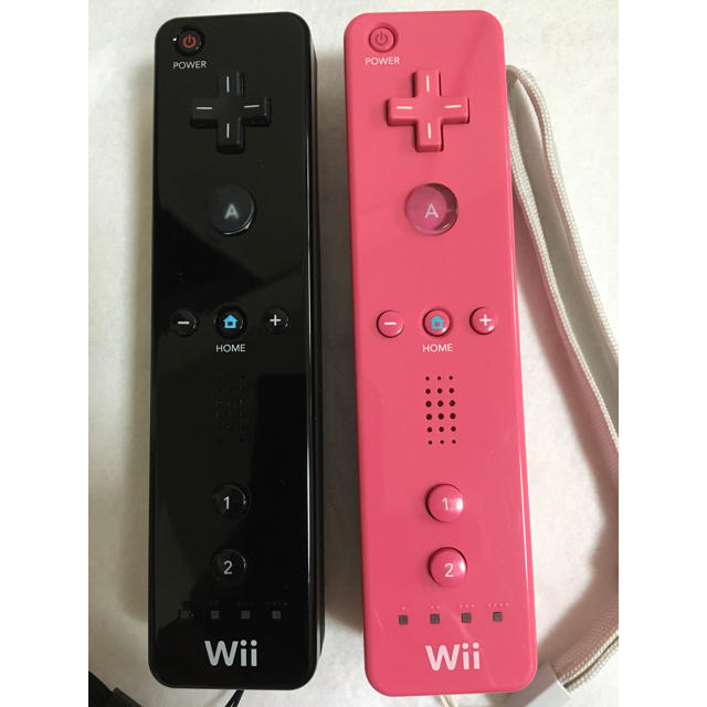 Wii(ウィー)のWiiリモコン 黒 ピンク ストラップ付き ２本セット エンタメ/ホビーのゲームソフト/ゲーム機本体(家庭用ゲーム機本体)の商品写真