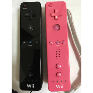 ウィー(Wii)のWiiリモコン 黒 ピンク ストラップ付き ２本セット(家庭用ゲーム機本体)