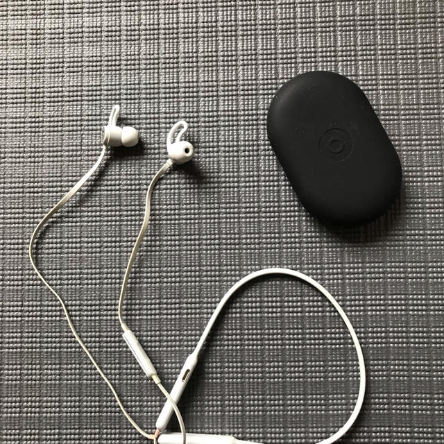 Beats by Dr Dre(ビーツバイドクタードレ)のBeatsX   ワイヤレスイヤフォン   シルバー スマホ/家電/カメラのオーディオ機器(ヘッドフォン/イヤフォン)の商品写真