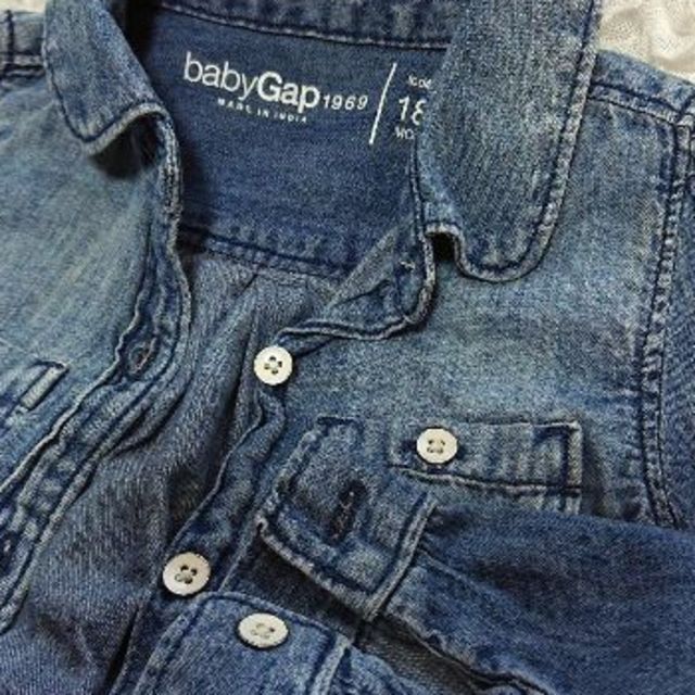 babyGAP(ベビーギャップ)の【美品】babyGAP 長袖デニムシャツ 90 (18-24M) キッズ/ベビー/マタニティのベビー服(~85cm)(シャツ/カットソー)の商品写真