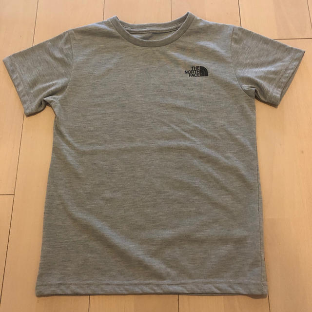 THE NORTH FACE(ザノースフェイス)のNORTHFACE   Tシャツ  140グレー キッズ/ベビー/マタニティのキッズ服男の子用(90cm~)(ジャケット/上着)の商品写真