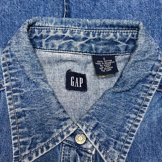 GAP(ギャップ)のGAP デニムシャツ  半袖 レディースのトップス(シャツ/ブラウス(半袖/袖なし))の商品写真