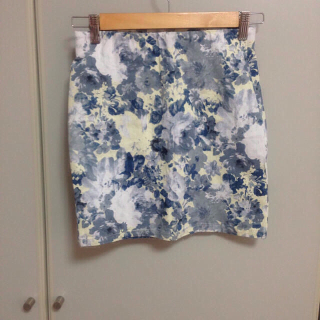 Andemiu(アンデミュウ)のAndemiu 花柄タイトスカート レディースのスカート(ミニスカート)の商品写真
