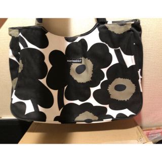 マリメッコ(marimekko)のmarimekko(マリメッコ) 黒 花柄(ショルダーバッグ)