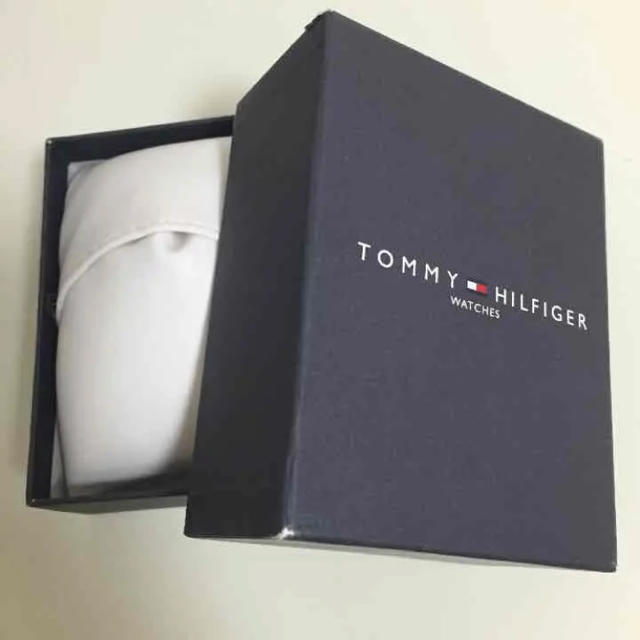 TOMMY HILFIGER(トミーヒルフィガー)のTOMMY HILFIGER空箱とクッション レディースのファッション小物(腕時計)の商品写真