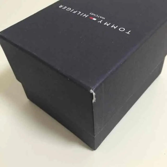 TOMMY HILFIGER(トミーヒルフィガー)のTOMMY HILFIGER空箱とクッション レディースのファッション小物(腕時計)の商品写真